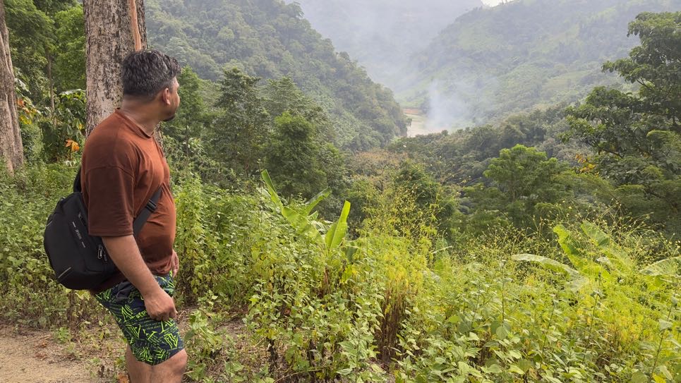 Viewing the scenic beauty of Langlok